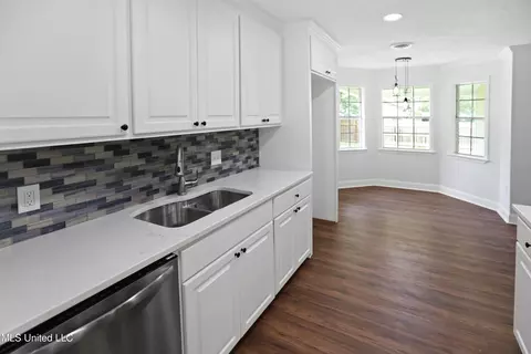 Kitchen - 111 Hickory Hill Pl, Brandon, MS 39042 photo 2 of 5