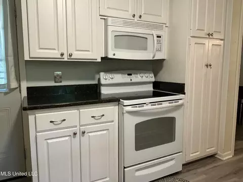 1260 Greenbriar St, Jackson, MS 39211 photo 8