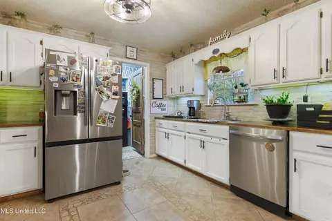 Kitchen - 6117 Tanner Williams Rd, Lucedale, MS 39452 photo 3 of 3