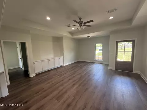 Living - 101 Caleb Cv, Carthage, MS 39051 photo 1 of 2