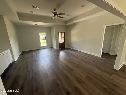 Living - 101 Caleb Cv, Carthage, MS 39051 photo 2 of 2