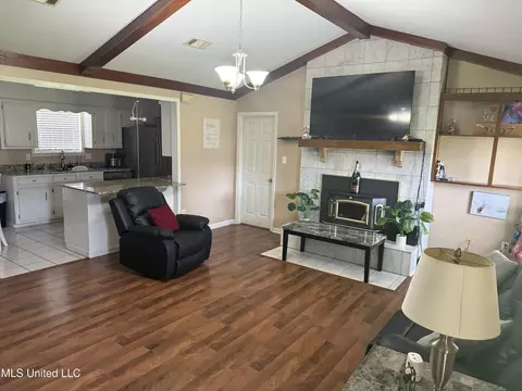 Living - 79 Cedar Ln, Natchez, MS 39120 photo 1 of 2