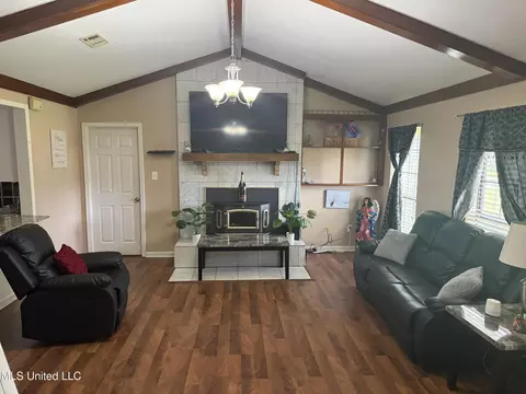 Living - 79 Cedar Ln, Natchez, MS 39120 photo 2 of 2