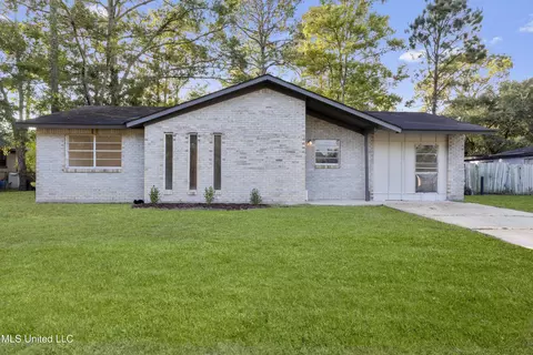 1909 University St, Gautier, MS 39553