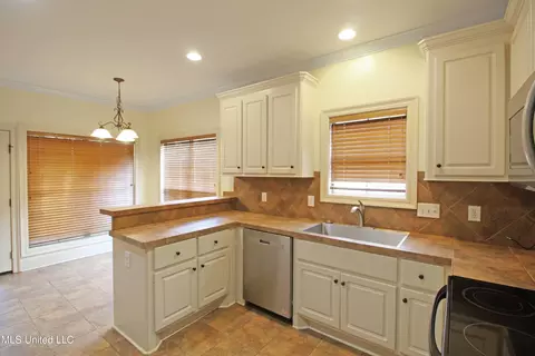 Kitchen - 809 Jason Cv, Brandon, MS 39047 photo 5 of 5