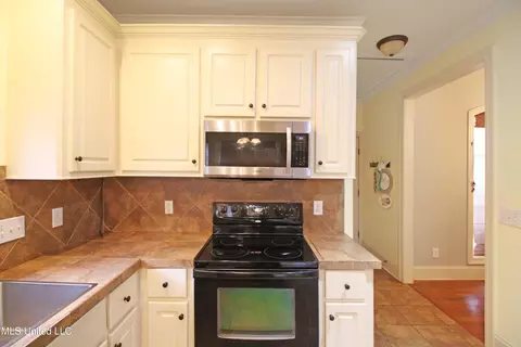 Kitchen - 809 Jason Cv, Brandon, MS 39047 photo 3 of 5