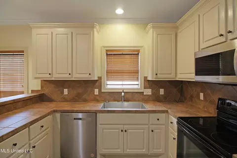 Kitchen - 809 Jason Cv, Brandon, MS 39047 photo 2 of 5