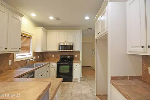 Kitchen - 809 Jason Cv, Brandon, MS 39047 photo 4 of 5