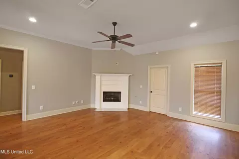 Living - 809 Jason Cv, Brandon, MS 39047 photo 2 of 5