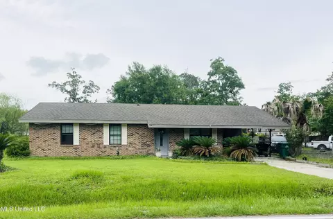 856 Saint Joseph St, Waveland, MS 39576