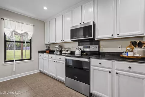 Kitchen - 21380 Edgewood Dr, Saucier, MS 39574 photo 3 of 5