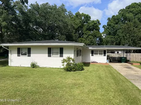 1910 Meadowbrook St, Pascagoula, MS 39567