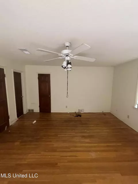 Living - 6800 Whippoorwill Dr, Olive Branch, MS 38654 photo 4 of 7