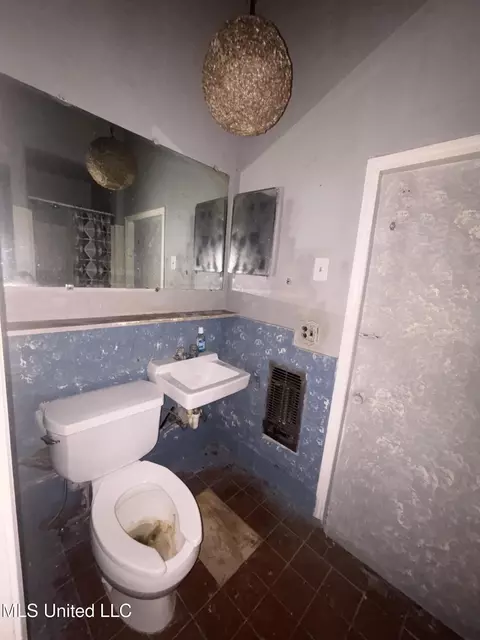 Bath - 6800 Whippoorwill Dr, Olive Branch, MS 38654 photo 9 of 10