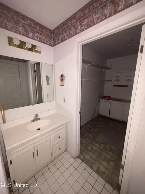 Bath - 6800 Whippoorwill Dr, Olive Branch, MS 38654 photo 4 of 10