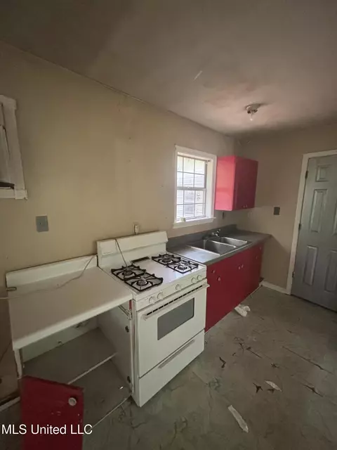 Kitchen - 6800 Whippoorwill Dr, Olive Branch, MS 38654 photo 4 of 4