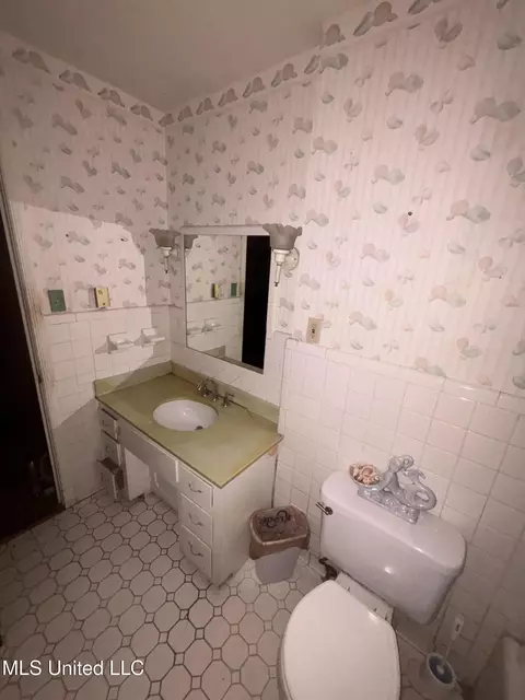 Bath - 6800 Whippoorwill Dr, Olive Branch, MS 38654 photo 3 of 10