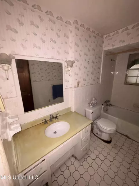 Bath - 6800 Whippoorwill Dr, Olive Branch, MS 38654 photo 1 of 10