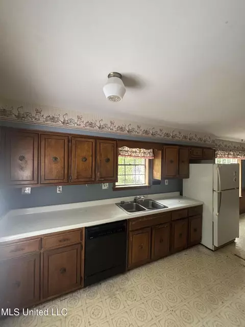 Kitchen - 6800 Whippoorwill Dr, Olive Branch, MS 38654 photo 1 of 4