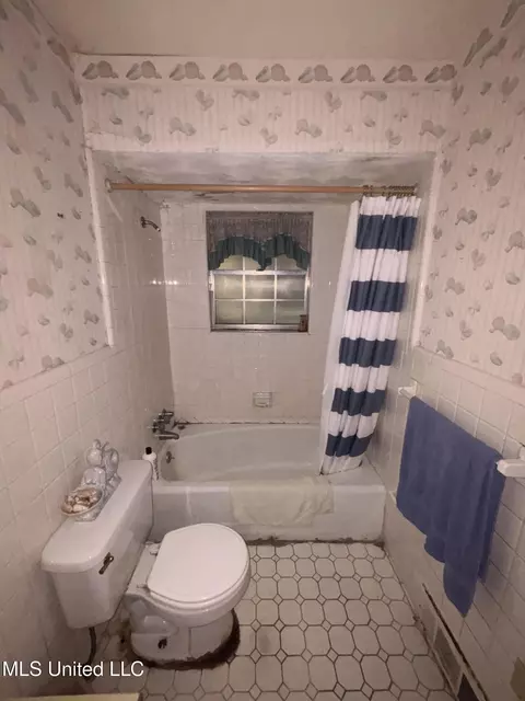 Bath - 6800 Whippoorwill Dr, Olive Branch, MS 38654 photo 2 of 10