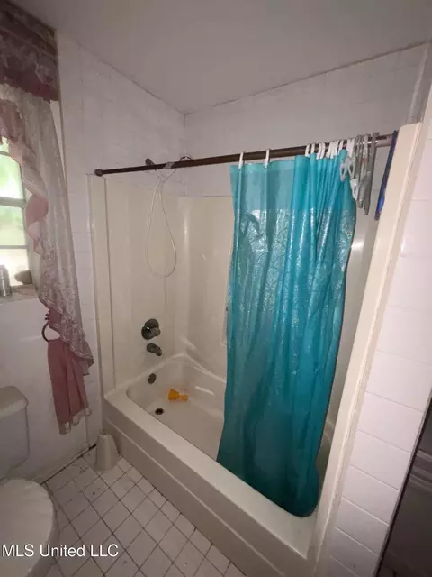 Bath - 6800 Whippoorwill Dr, Olive Branch, MS 38654 photo 6 of 10