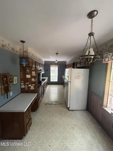 Kitchen - 6800 Whippoorwill Dr, Olive Branch, MS 38654 photo 3 of 4