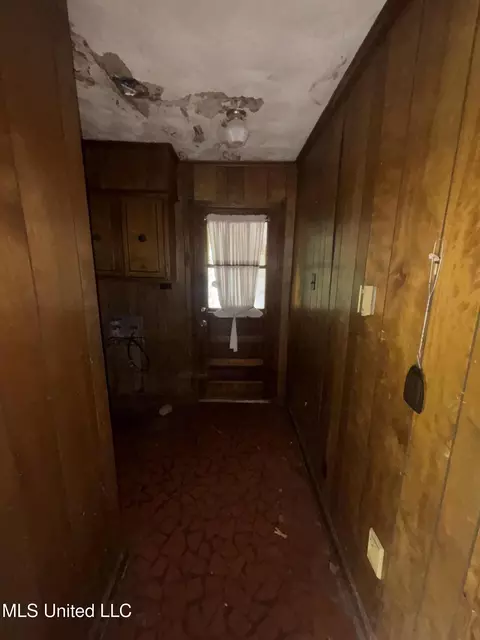 Entry Way - 6800 Whippoorwill Dr, Olive Branch, MS 38654 photo 2 of 5