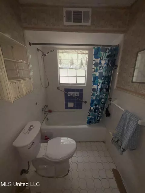 Bath - 6800 Whippoorwill Dr, Olive Branch, MS 38654 photo 8 of 10
