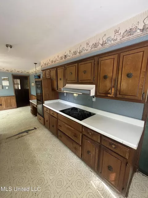 Kitchen - 6800 Whippoorwill Dr, Olive Branch, MS 38654 photo 2 of 4