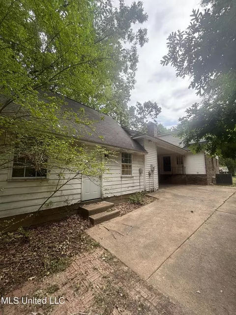 Exterior - 6800 Whippoorwill Dr, Olive Branch, MS 38654 photo 5 of 9