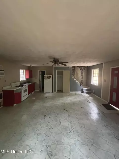 Living - 6800 Whippoorwill Dr, Olive Branch, MS 38654 photo 6 of 7