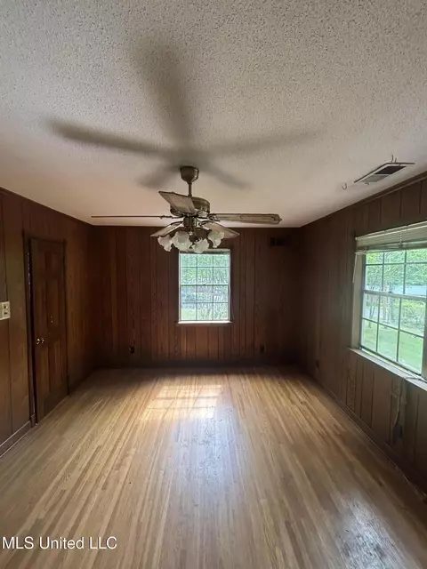 Living - 6800 Whippoorwill Dr, Olive Branch, MS 38654 photo 5 of 7