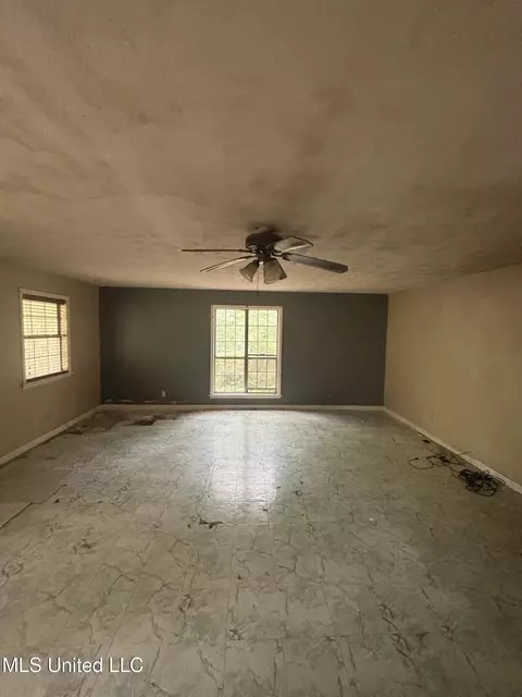 Living - 6800 Whippoorwill Dr, Olive Branch, MS 38654 photo 7 of 7
