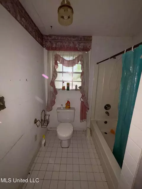 Bath - 6800 Whippoorwill Dr, Olive Branch, MS 38654 photo 5 of 10