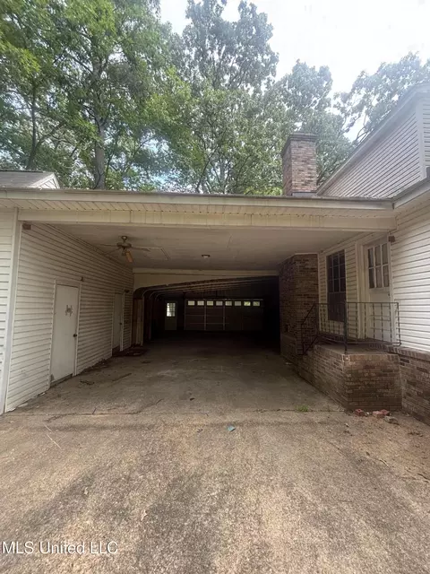 Exterior - 6800 Whippoorwill Dr, Olive Branch, MS 38654 photo 4 of 9