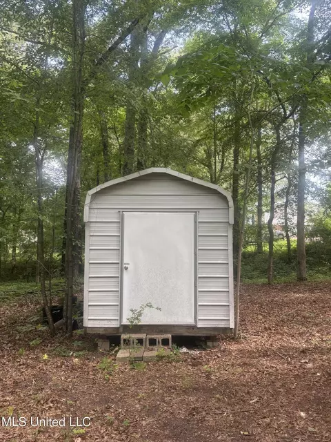 Exterior - 6800 Whippoorwill Dr, Olive Branch, MS 38654 photo 6 of 9