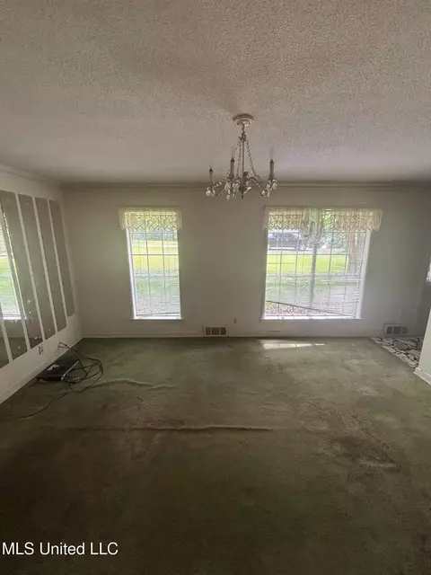 Living - 6800 Whippoorwill Dr, Olive Branch, MS 38654 photo 2 of 7