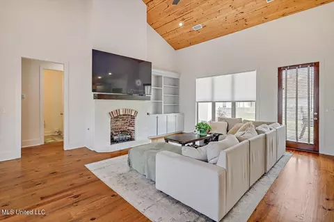 Living - 327 River Forest Ln, Brandon, MS 39047 photo 4 of 5