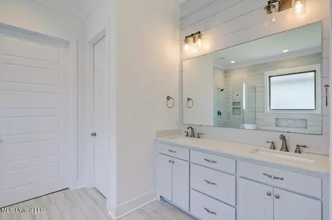 Bath - 327 River Forest Ln, Brandon, MS 39047 photo 1 of 3