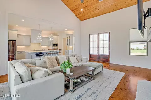 Living - 327 River Forest Ln, Brandon, MS 39047 photo 3 of 5