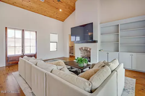 Living - 327 River Forest Ln, Brandon, MS 39047 photo 2 of 5