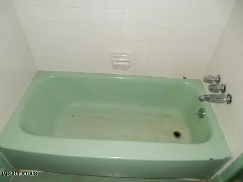 Bath - 1510 Springridge Dr, Jackson, MS 39211 photo 1 of 4