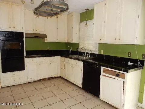 Kitchen - 1510 Springridge Dr, Jackson, MS 39211 photo 1 of 3