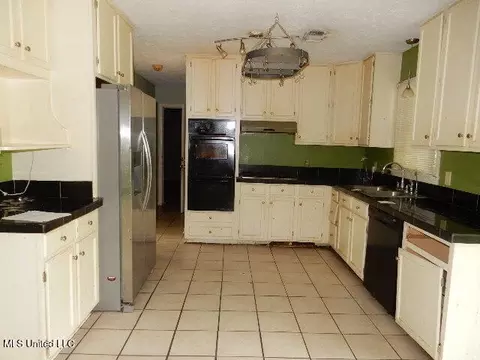 Kitchen - 1510 Springridge Dr, Jackson, MS 39211 photo 2 of 3