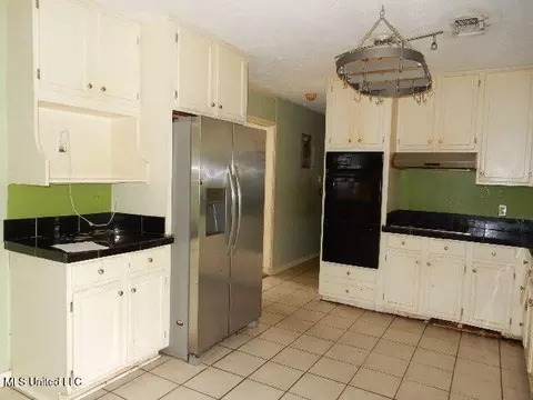 Kitchen - 1510 Springridge Dr, Jackson, MS 39211 photo 3 of 3