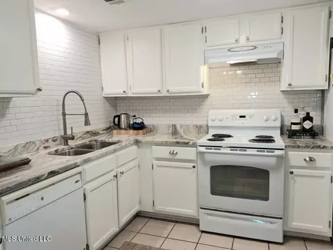 Kitchen - 404 Lakebend Pl, Brandon, MS 39042 photo 1 of 3