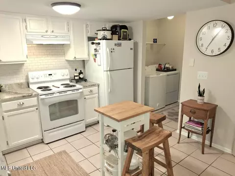 Kitchen - 404 Lakebend Pl, Brandon, MS 39042 photo 2 of 3