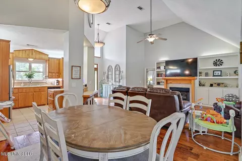 Dining - 355 Louise Ln, Brandon, MS 39042 photo 2 of 2