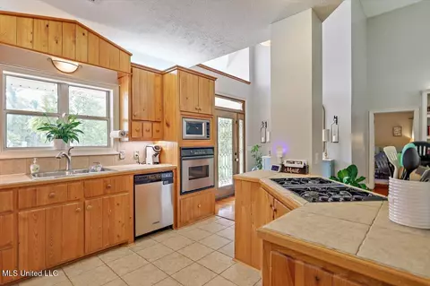 Kitchen - 355 Louise Ln, Brandon, MS 39042 photo 4 of 4