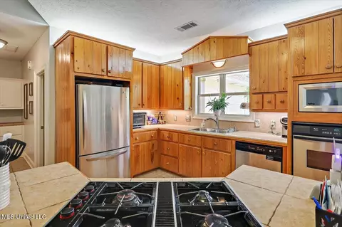 Kitchen - 355 Louise Ln, Brandon, MS 39042 photo 1 of 4